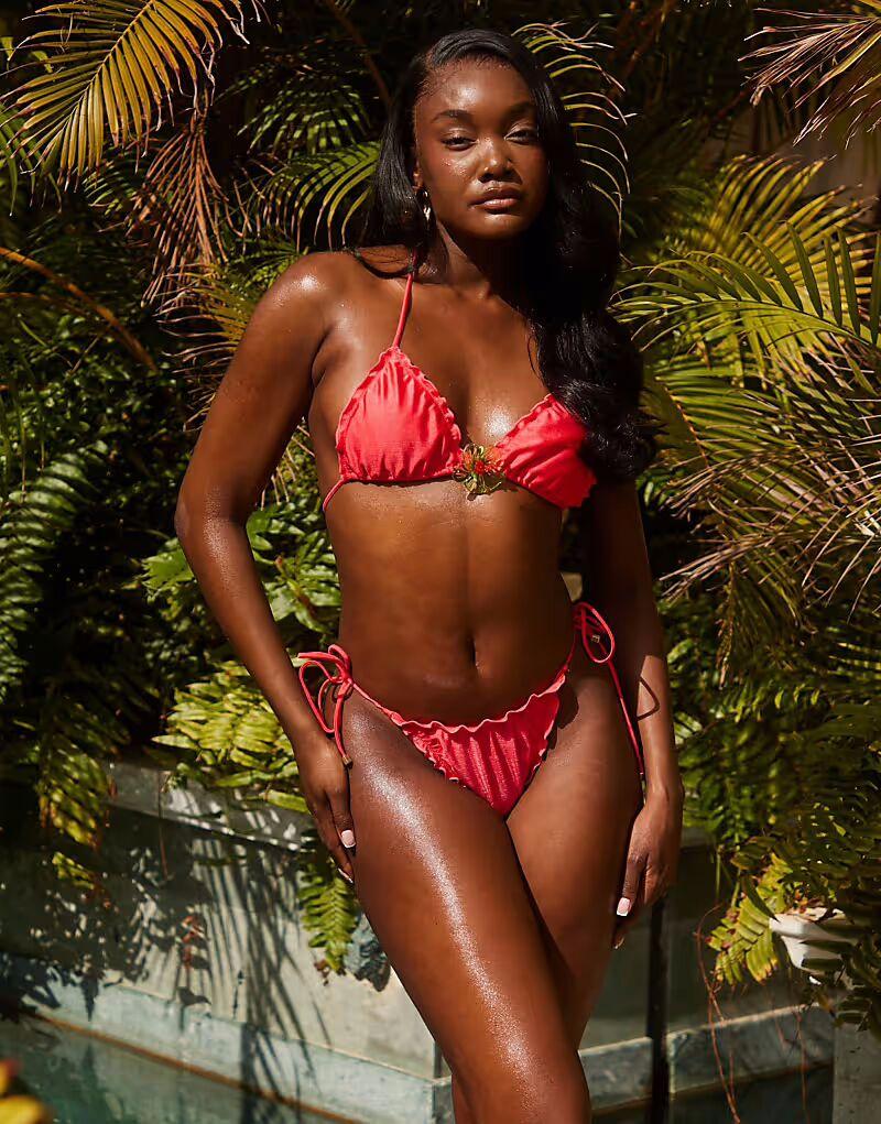 Плавки бикини South Beach с завязками по бокам и оборкой по краю кораллового цвета
Плавки бикини South Beach с завязками по бокам и оборкой по краю кораллового цвета