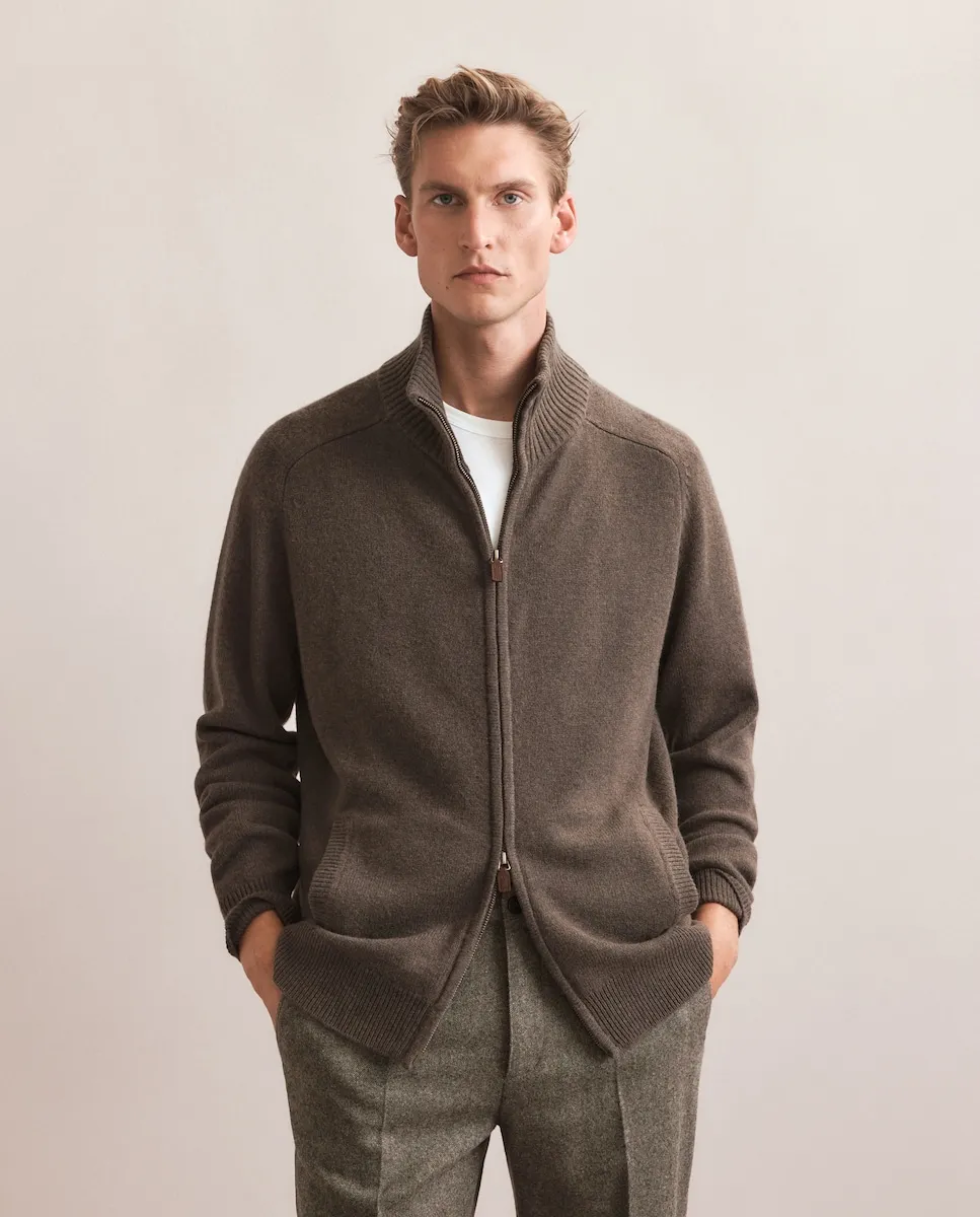 Мужской свитер с полуводолазкой из гладкой кашемировой шерсти Emidio Tucci, коричневый
Мужской свитер с полуводолазкой из гладкой кашемировой шерсти Emidio Tucci, коричневый