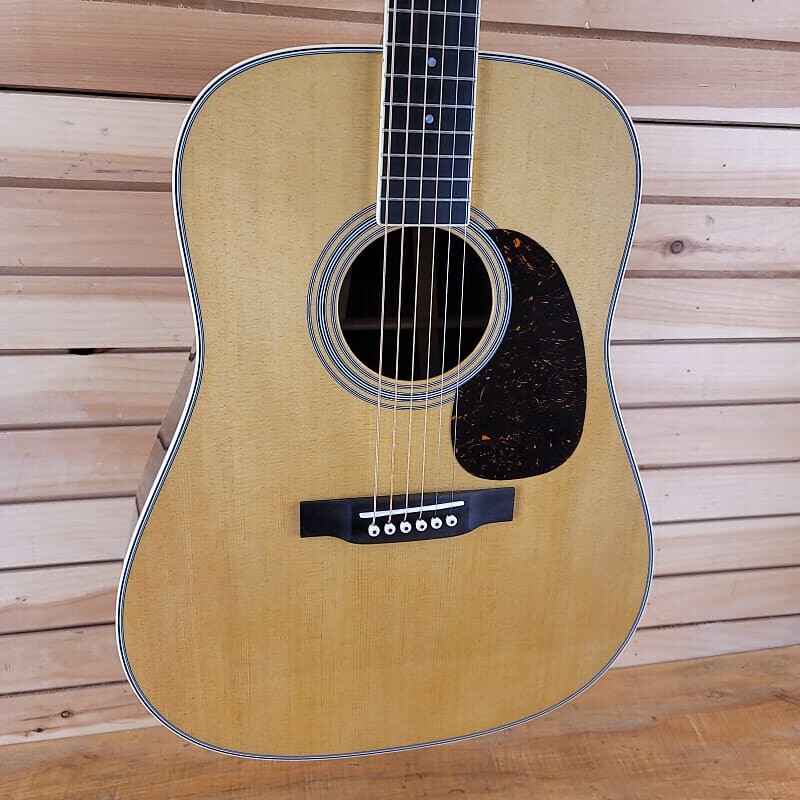 Акустическая гитара Martin D-35 Acoustic Guitar with Martin Molded Hardshell Case
Акустическая гитара Martin D-35 Acoustic Guitar with Martin Molded Hardshell Case