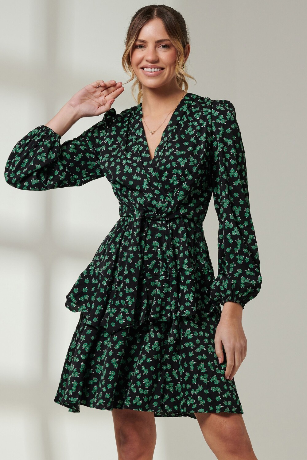 Платье миди с V-образным вырезом и каскадным подолом Jolie Moi, синий
Платье миди с V-образным вырезом и каскадным подолом Jolie Moi, синий