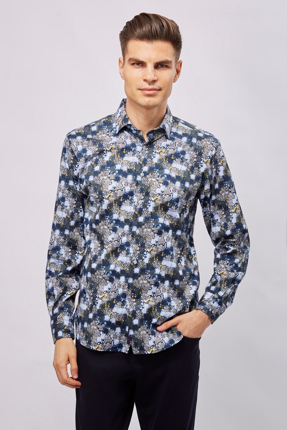 Темно-синий с рубашкой в белую клетку, мультиколор
Темно-синий с рубашкой в белую клетку, мультиколор