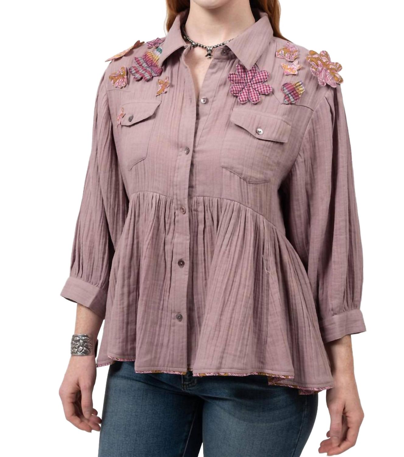 Топ с рюшами и аппликацией цветов в лавандовом цвете Ivy Jane
Топ с рюшами и аппликацией цветов в лавандовом цвете Ivy Jane