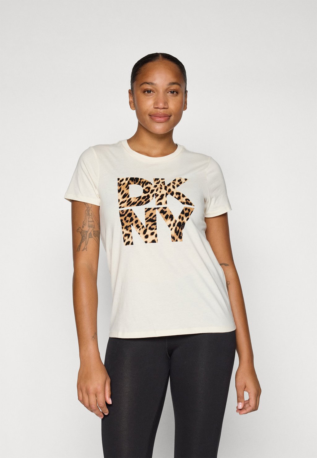 Футболка с принтом NEW YORK STACKED ANIMAL PRINT FLOCKING LOGO SHORT SLEEVE RELAXED FIT CREW NECK DKNY, кремовый
Футболка с принтом NEW YORK STACKED ANIMAL PRINT FLOCKING LOGO SHORT SLEEVE RELAXED FIT CREW NECK DKNY, кремовый