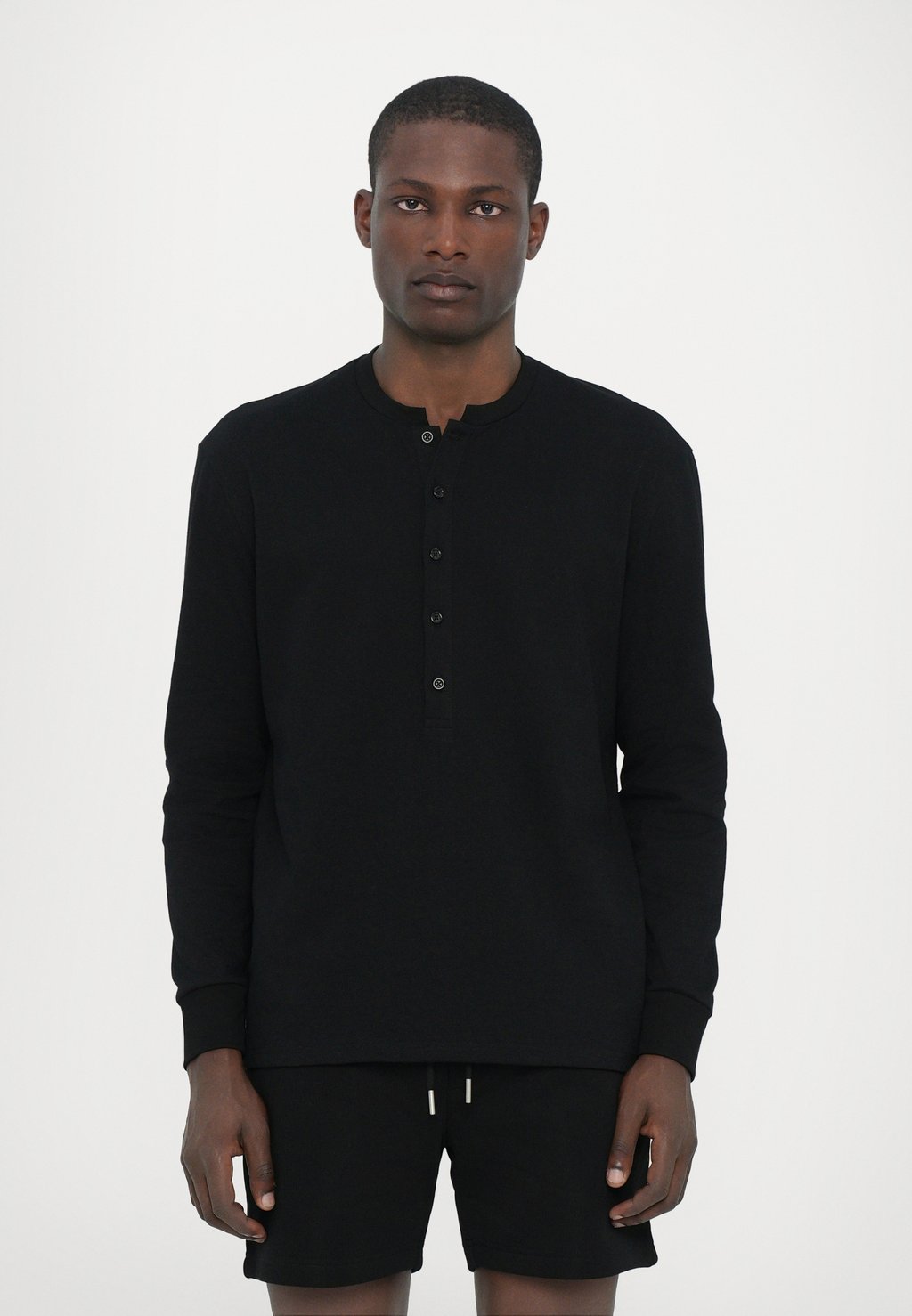 Лонгслив Essential Collective, черный
Лонгслив Essential Collective, черный