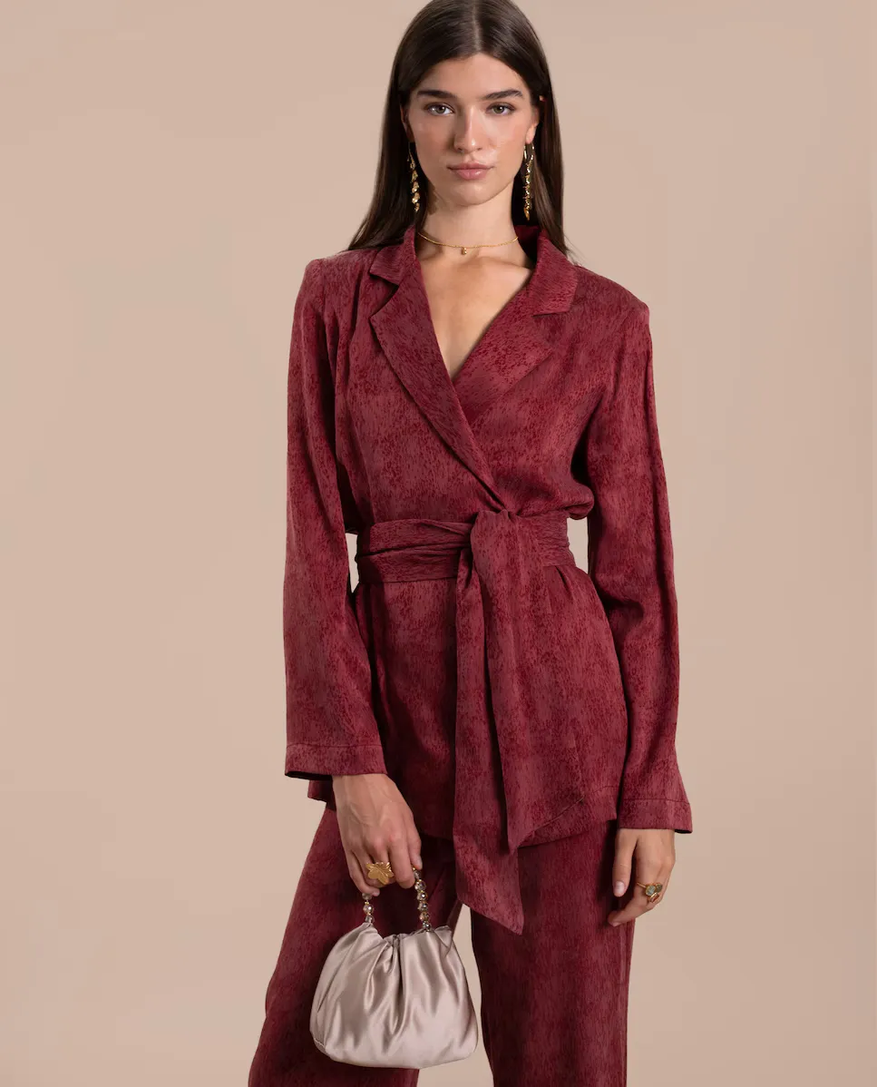 Женский приталенный пиджак с поясом The-Are, бордовый
Женский приталенный пиджак с поясом The-Are, бордовый