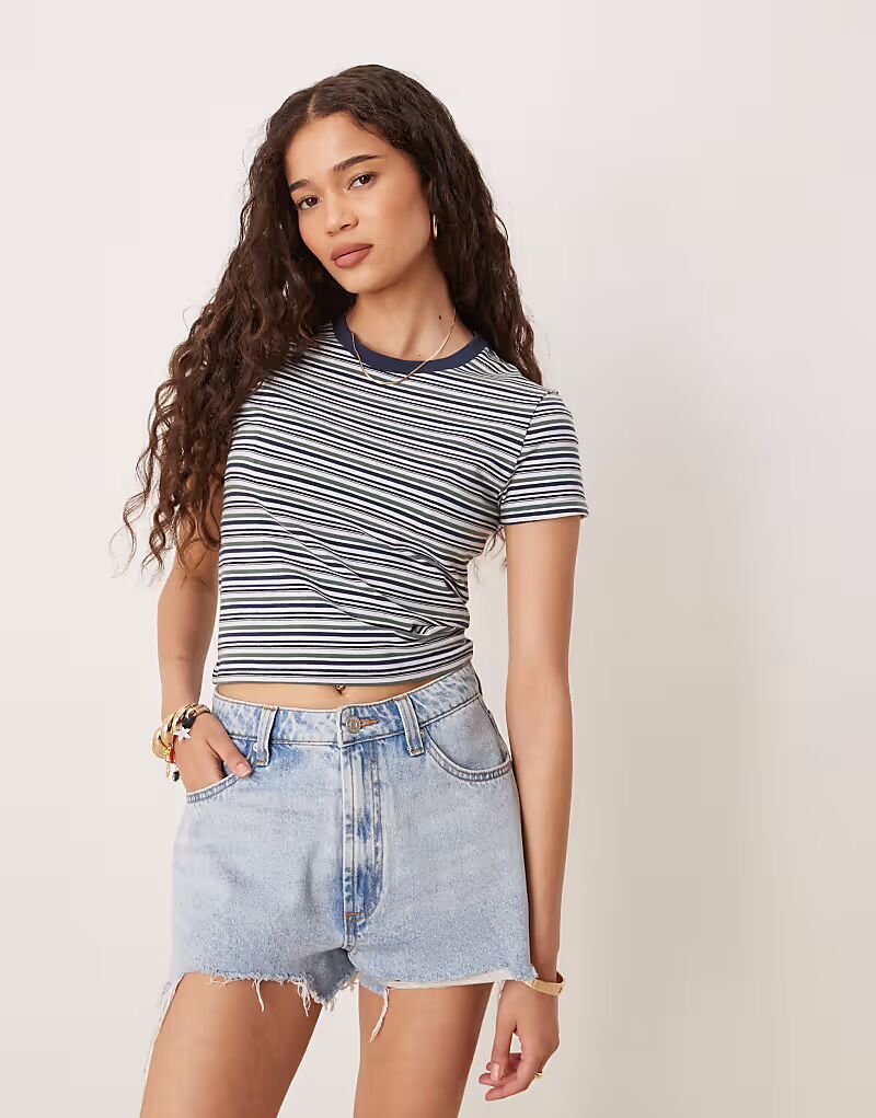 Бесшовная укороченная детская футболка с короткими рукавами Abercrombie & Fitch в темно-синюю полоску
Бесшовная укороченная детская футболка с короткими рукавами Abercrombie & Fitch в темно-синюю полоску