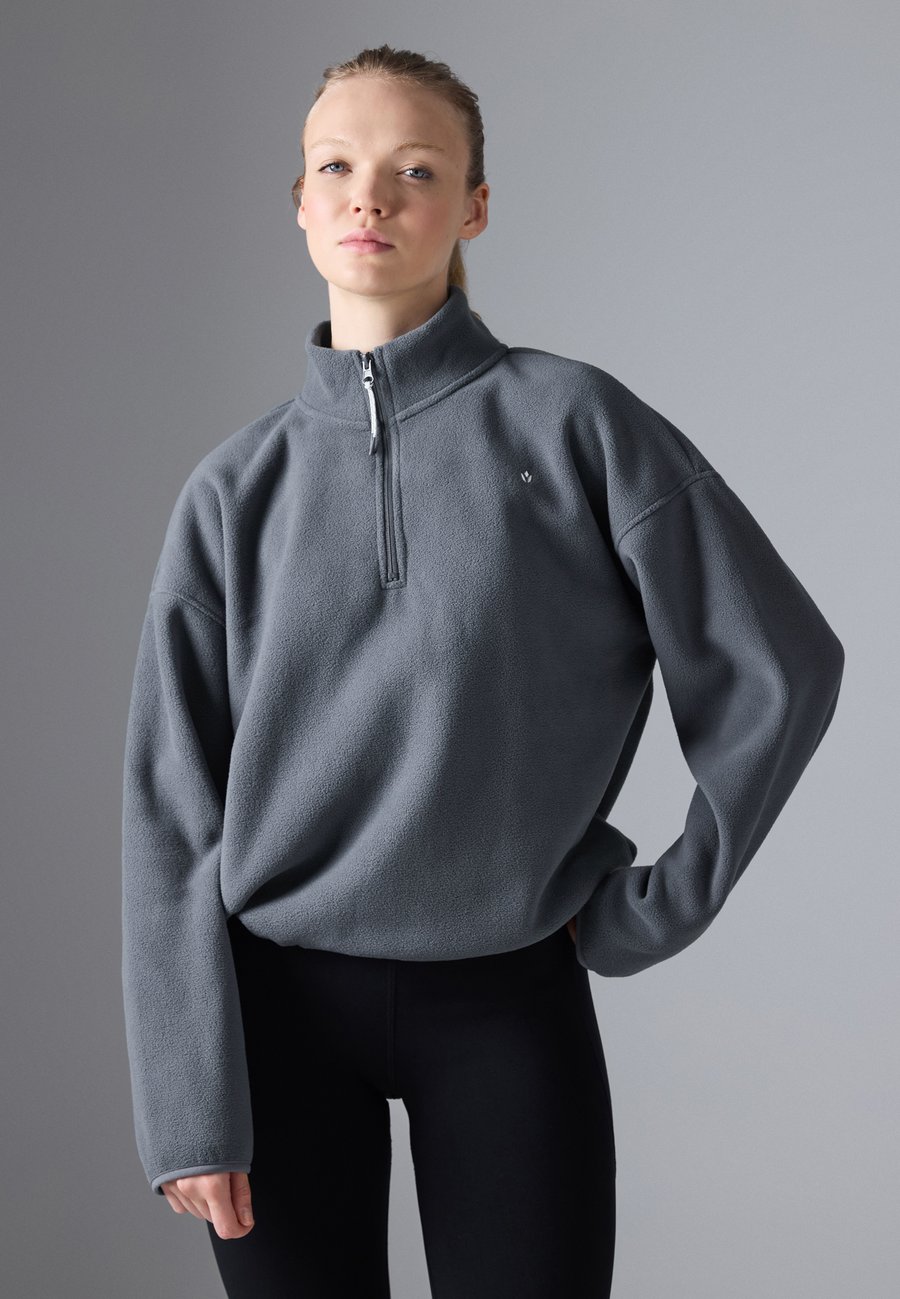 Джемпер Even&Odd active HIGH NECK FLEECE WITH ZIP AND ADJUSTABLE DRAWSTRING WAIST, 103 - Dark Grey/Dark Grey
Джемпер Even&Odd active HIGH NECK FLEECE WITH ZIP AND ADJUSTABLE DRAWSTRING WAIST, 103 - Dark Grey/Dark Grey