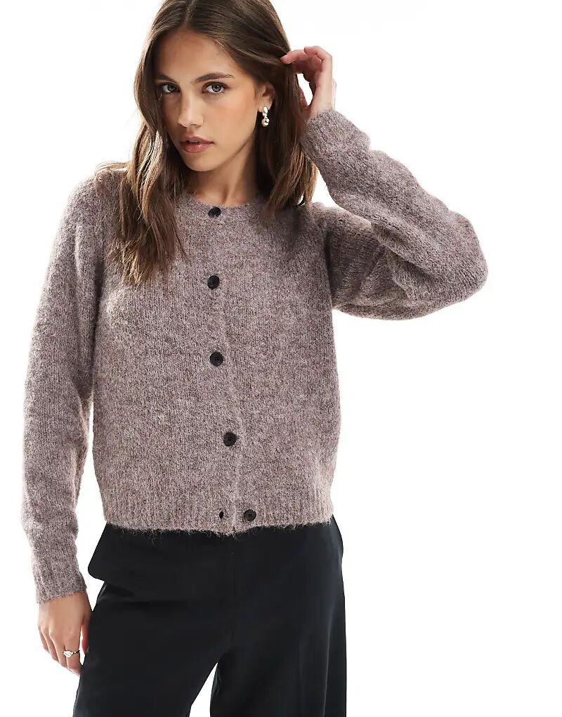 Мягкий пушистый трикотажный кардиган Vero Moda с круглым вырезом в меланжевом цвете
Мягкий пушистый трикотажный кардиган Vero Moda с круглым вырезом в меланжевом цвете