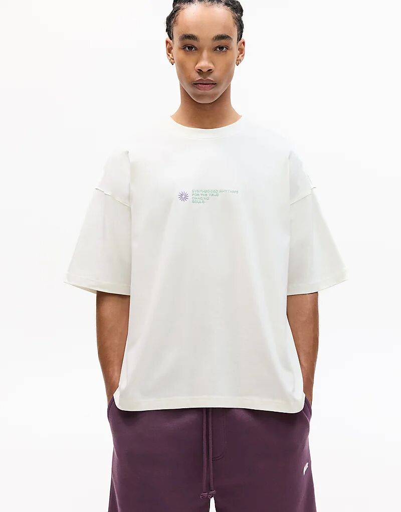 Футболка Pull&Bear с контрастной вышивкой в кремово-белом цвете
Футболка Pull&Bear с контрастной вышивкой в кремово-белом цвете