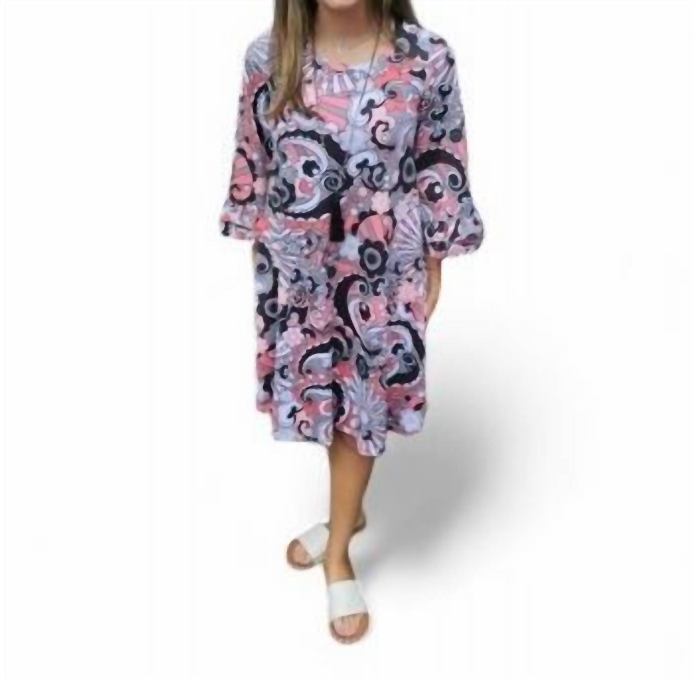 Платье-халат с принтом черного, белого и кораллового цветов Erma’s Closet
Платье-халат с принтом черного, белого и кораллового цветов Erma’s Closet