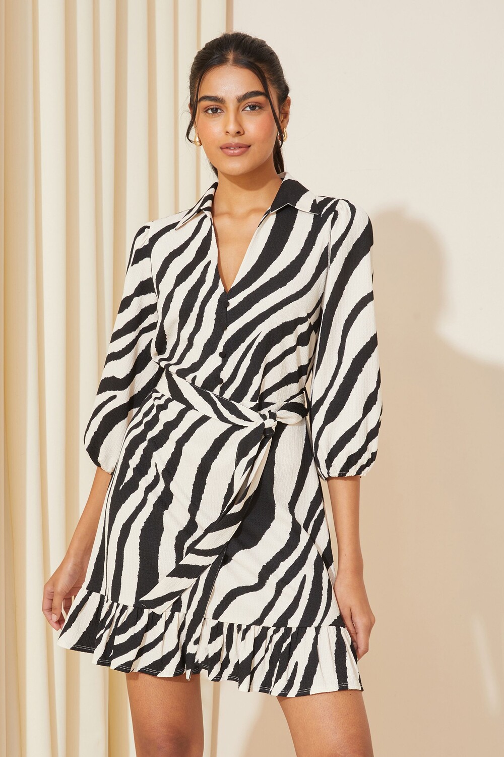 Мини-Платье-Рубашка с V-образным вырезом и поясом Friends Like These, черный
Мини-Платье-Рубашка с V-образным вырезом и поясом Friends Like These, черный