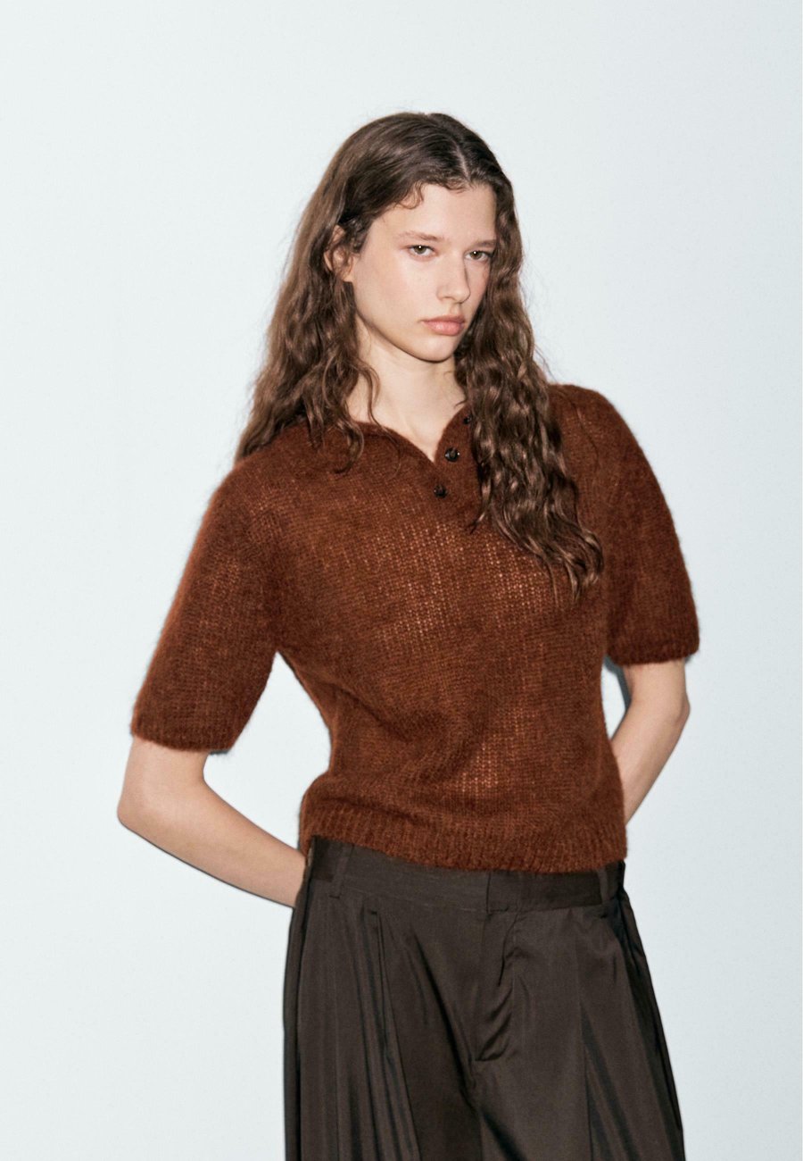 Поло Massimo Dutti POLO COLLAR WITH SHORT SLEEVES, Bordeaux
Поло Massimo Dutti POLO COLLAR WITH SHORT SLEEVES, Bordeaux