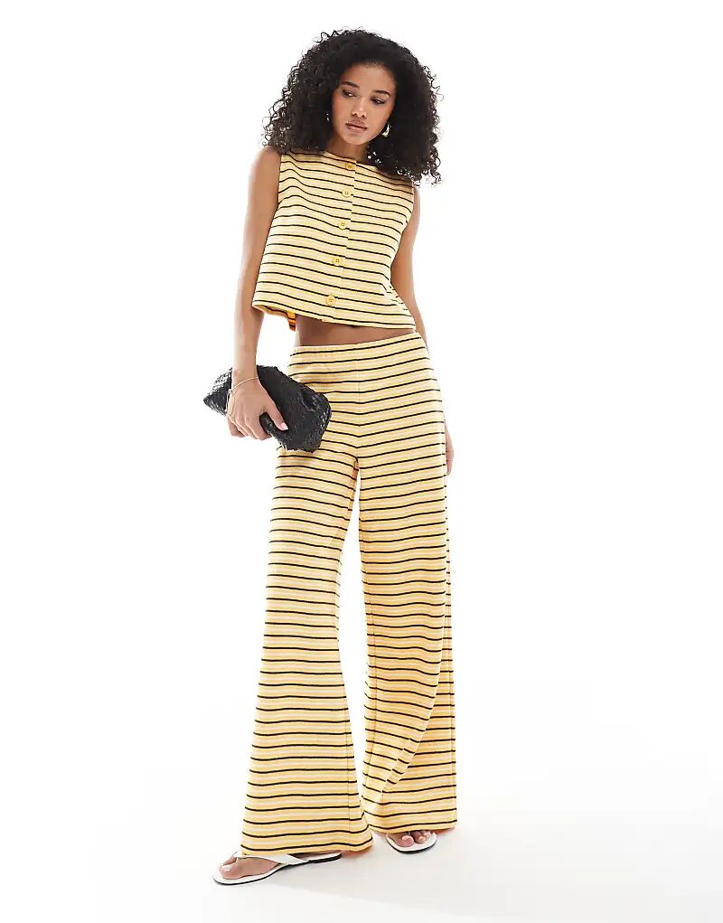 Широкие брюки Miss Selfridge премиум-класса в рубчик в полоску
Широкие брюки Miss Selfridge премиум-класса в рубчик в полоску