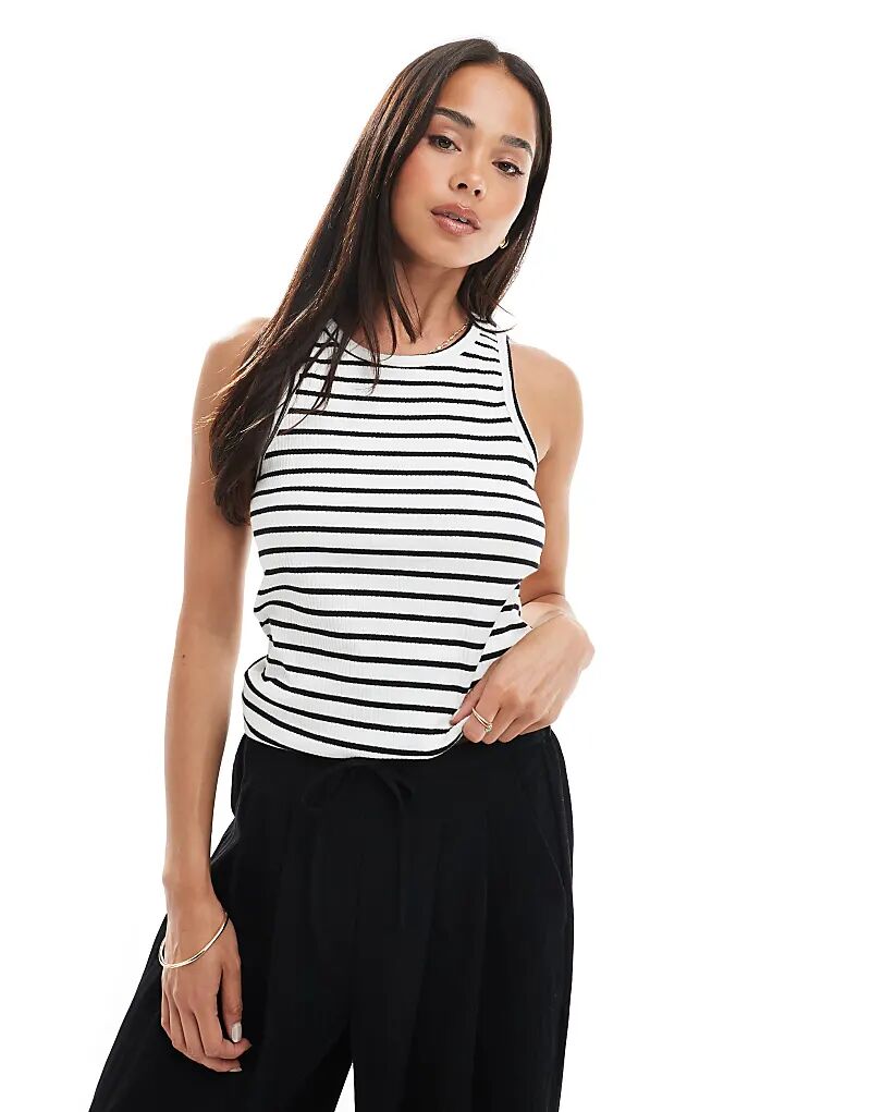 Топ-борцовка Pieces в рубчик с белыми и черными полосками
Топ-борцовка Pieces в рубчик с белыми и черными полосками