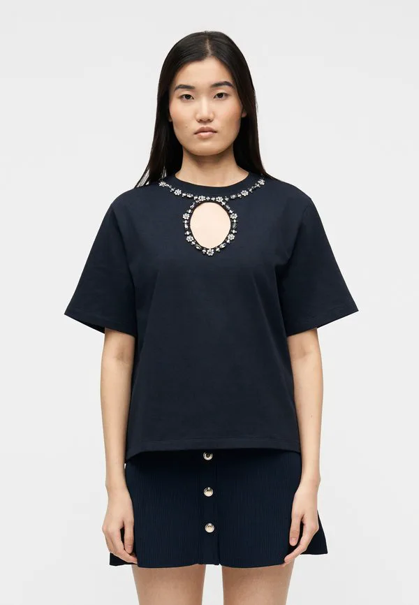 Футболка с принтом в старинном стиле Sandro, Marine, Синий, Футболка с принтом в старинном стиле Sandro, Marine
Футболка с принтом в старинном стиле Sandro, Marine, Синий, Футболка с принтом в старинном стиле Sandro, Marine