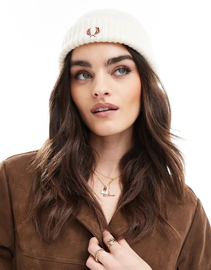 Шапка-бини с косичками в цвете «кремовый» Fred Perry
Шапка-бини с косичками в цвете «кремовый» Fred Perry