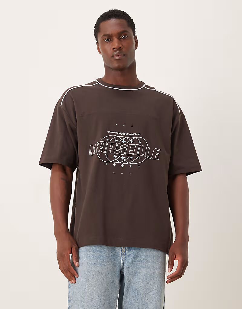 Футболка свободного кроя с графическим изображением города и окантовкой коричневого цвета Asos Design
Футболка свободного кроя с графическим изображением города и окантовкой коричневого цвета Asos Design