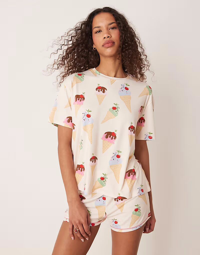 Верх и шорты пижамы свободного кроя Urban Threads с принтом мороженого
Верх и шорты пижамы свободного кроя Urban Threads с принтом мороженого