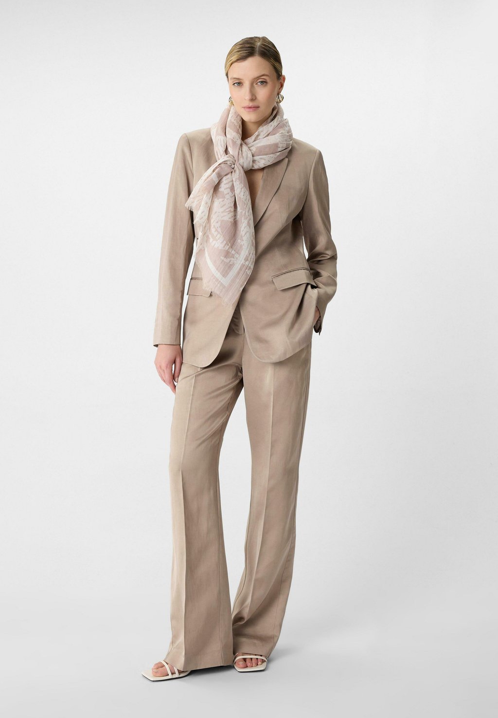 Шарф comma, песочный
Шарф comma, песочный