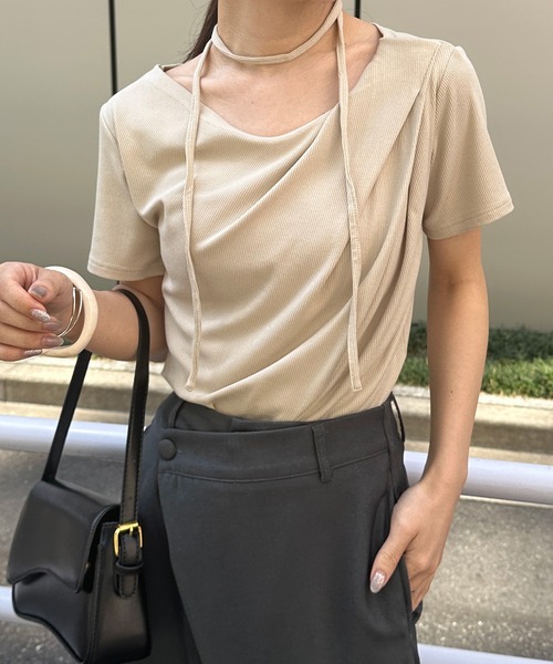 Драпированная футболка с лямками Solleim, серо-бежевый
Драпированная футболка с лямками Solleim, серо-бежевый