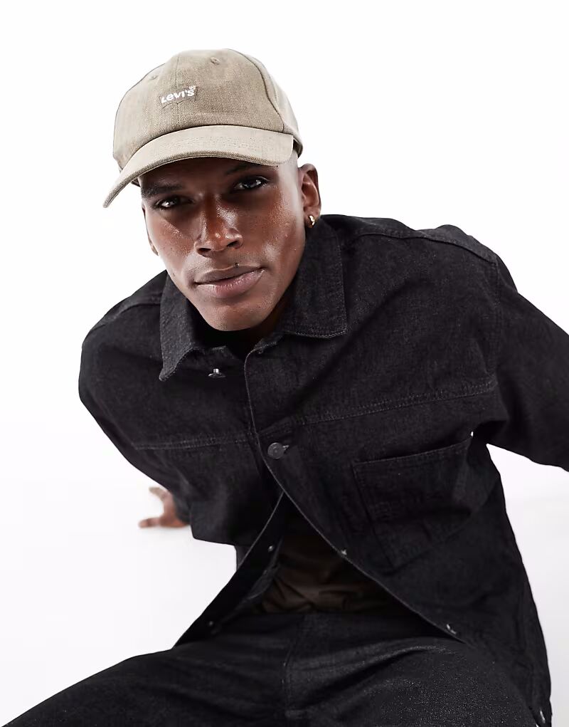 Бейсболка Levi's Housemark с логотипом в тон цвета загара
Бейсболка Levi's Housemark с логотипом в тон цвета загара