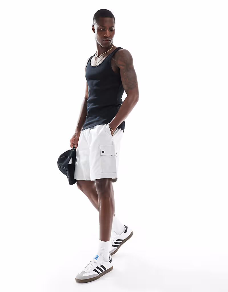 Jack & Jones свободные шорты-карго со шнурком светло-серого цвета
Jack & Jones свободные шорты-карго со шнурком светло-серого цвета