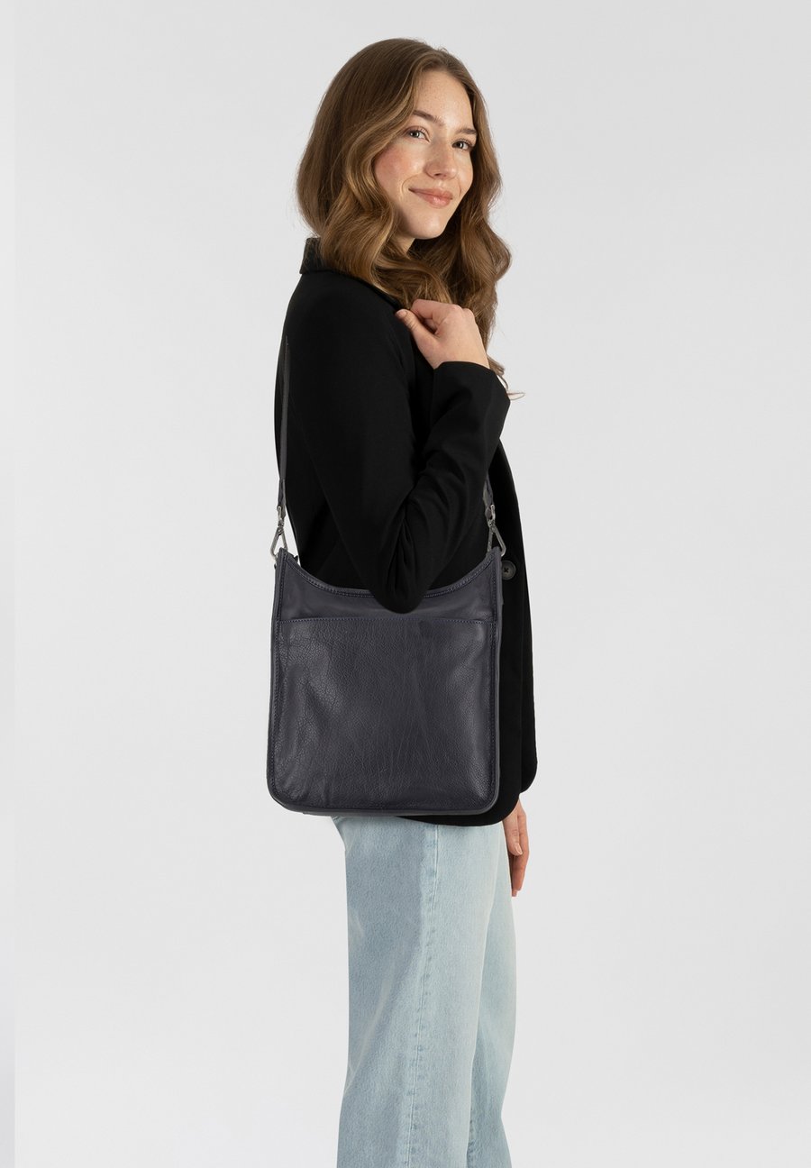 Сумка Harbour 2nd JUST PURE , Midnight Navy/Dark Blue
Сумка Harbour 2nd JUST PURE , Midnight Navy/Dark Blue