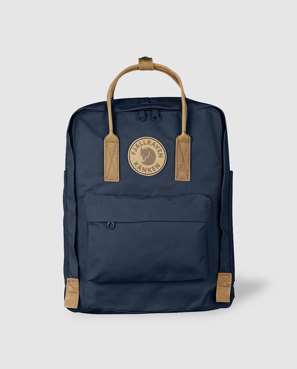 Водонепроницаемый виниловый рюкзак Kanken No.2 темно-синего цвета с контрастными деталями Fjällräven, темно-синий
Водонепроницаемый виниловый рюкзак Kanken No.2 темно-синего цвета с контрастными деталями Fjällräven, темно-синий