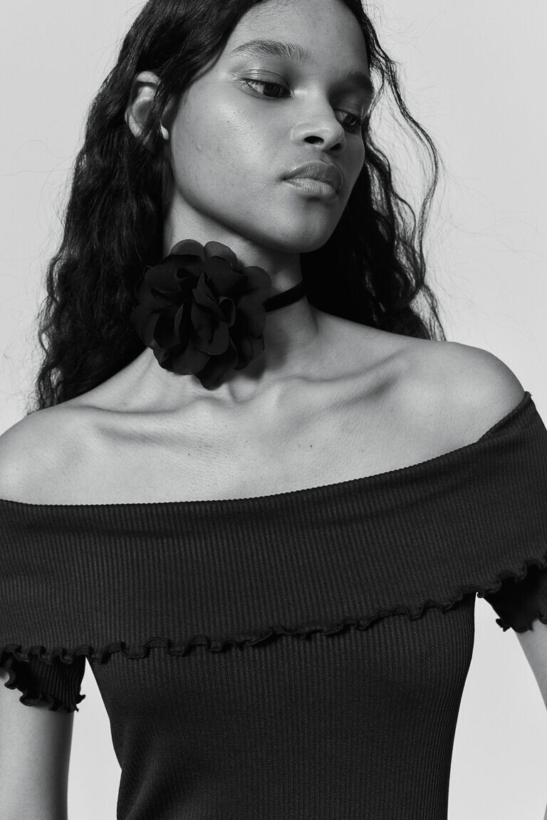 Платье в рубчик с открытыми плечами H&M, черный 
Платье в рубчик с открытыми плечами H&M, черный