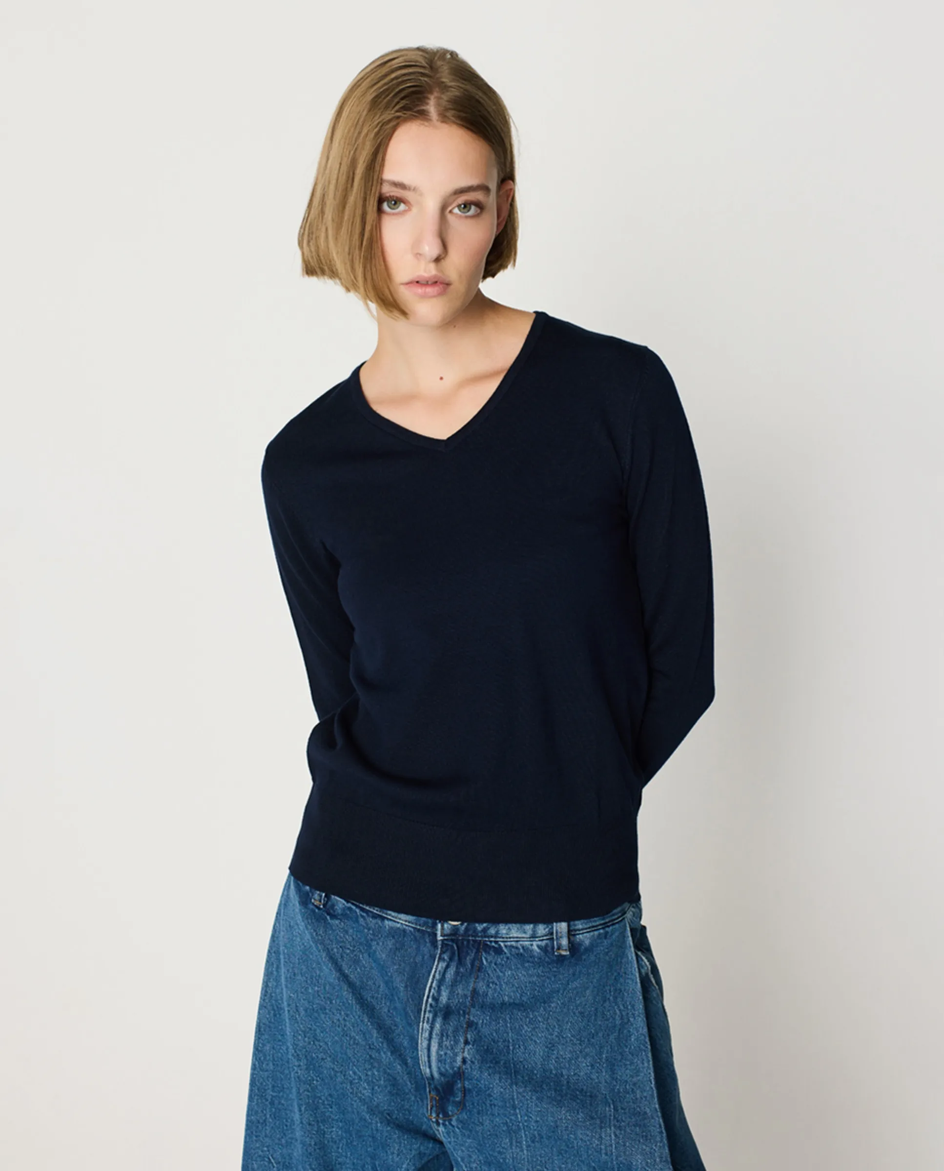 Женская базовая джемперовая кофта с широкой резинкой, V-образным вырезом и длинными рукавами Escorpion, темно-синий
Женская базовая джемперовая кофта с широкой резинкой, V-образным вырезом и длинными рукавами Escorpion, темно-синий