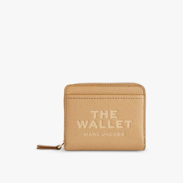 Мини-Компактный кожаный кошелек Marc Jacobs, коричневый
Мини-Компактный кожаный кошелек Marc Jacobs, коричневый