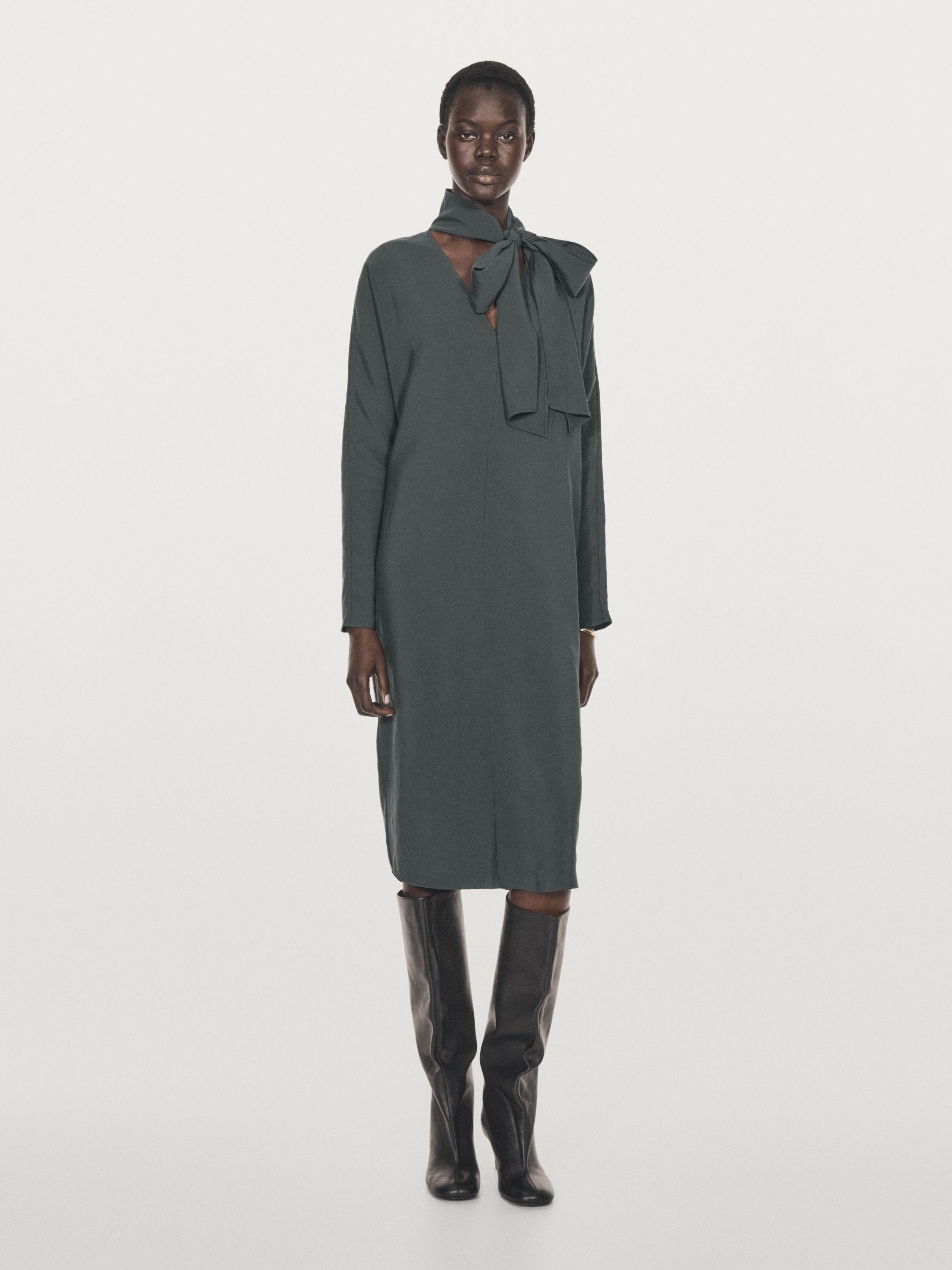 Платье миди с V-образным вырезом и завязкой Massimo Dutti, серо-голубой
Платье миди с V-образным вырезом и завязкой Massimo Dutti, серо-голубой