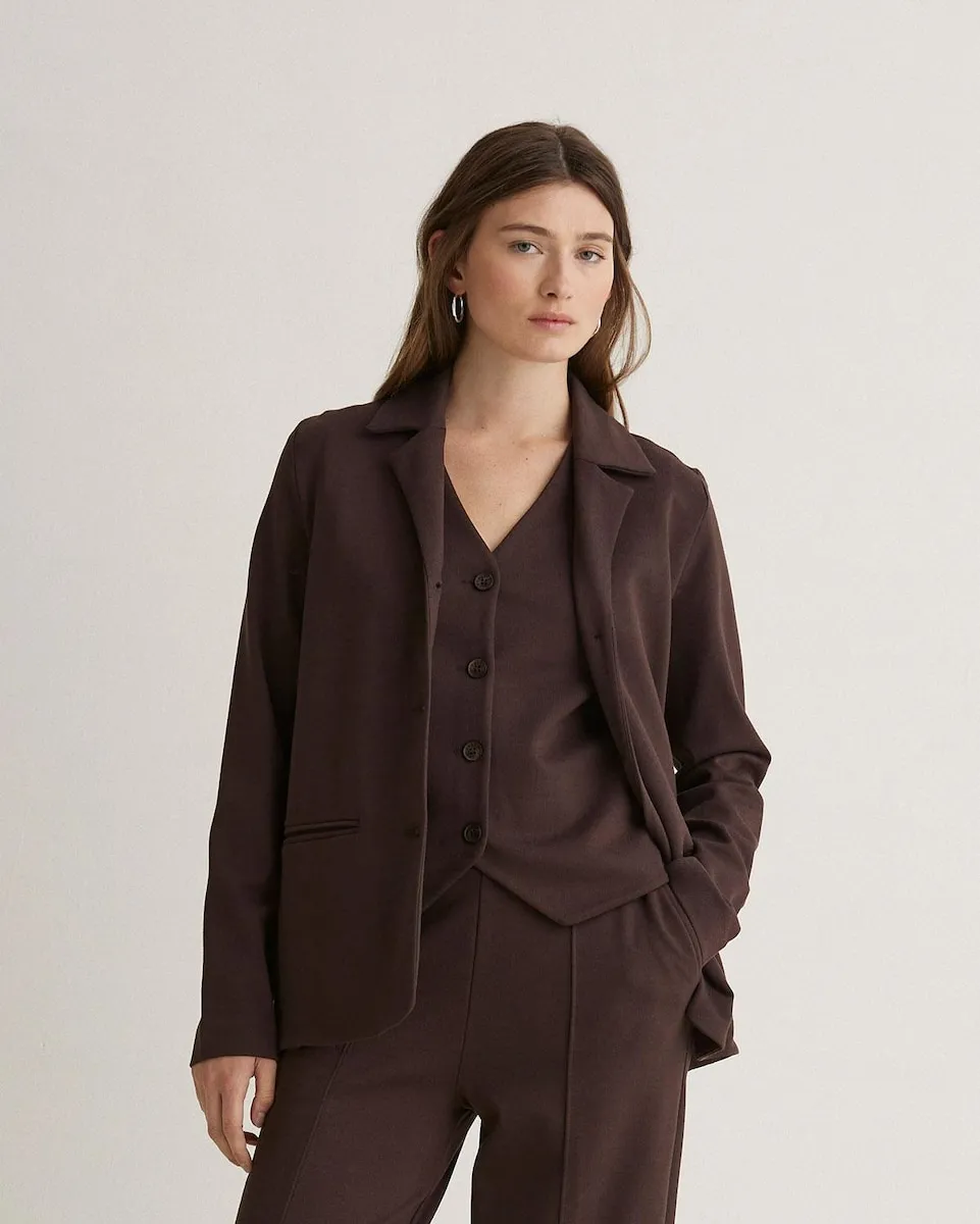 Женский блейзер с отворотным воротником и застежкой на пуговицы Yerse, коричневый
Женский блейзер с отворотным воротником и застежкой на пуговицы Yerse, коричневый