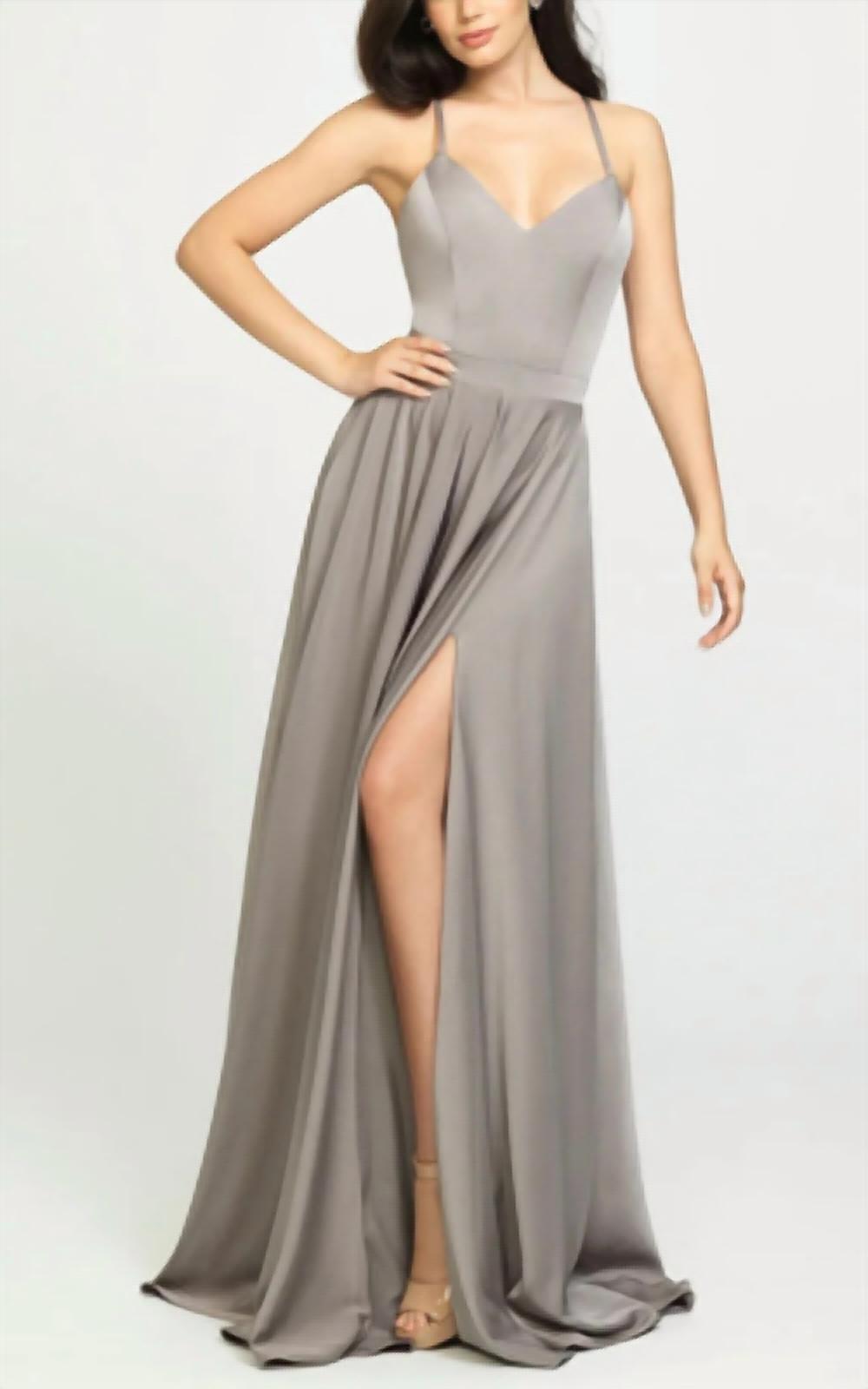 Платье А-силуэта с перекрещивающимися бретелями на спине и разрезом серого цвета Madison James, серый
Платье А-силуэта с перекрещивающимися бретелями на спине и разрезом серого цвета Madison James, серый