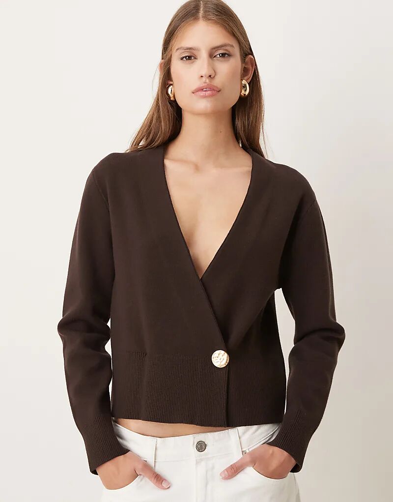 Кардиган Mango плотной вязки с запахом и золотой пуговицой коричневого цвета
Кардиган Mango плотной вязки с запахом и золотой пуговицой коричневого цвета