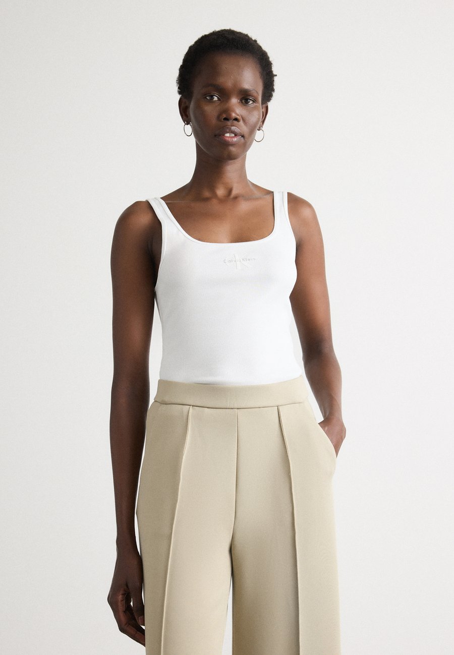 Топ Calvin Klein Jeans MONOGRAM SCOOP, Brilliant White/White
Топ Calvin Klein Jeans MONOGRAM SCOOP, Brilliant White/White