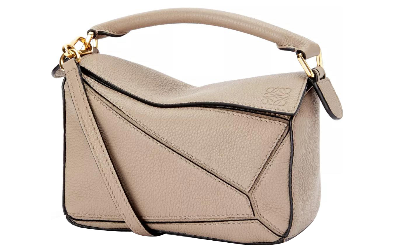 Пазл коровья кожа геометрический пазл сумка, сумка через плечо, кроссбоди, мини-сумка женская песочная LOEWE, shopping bag set(basic set+shopping bag)
Пазл коровья кожа геометрический пазл сумка, сумка через плечо, кроссбоди, мини-сумка женская песочная LOEWE, shopping bag set(basic set+shopping bag)