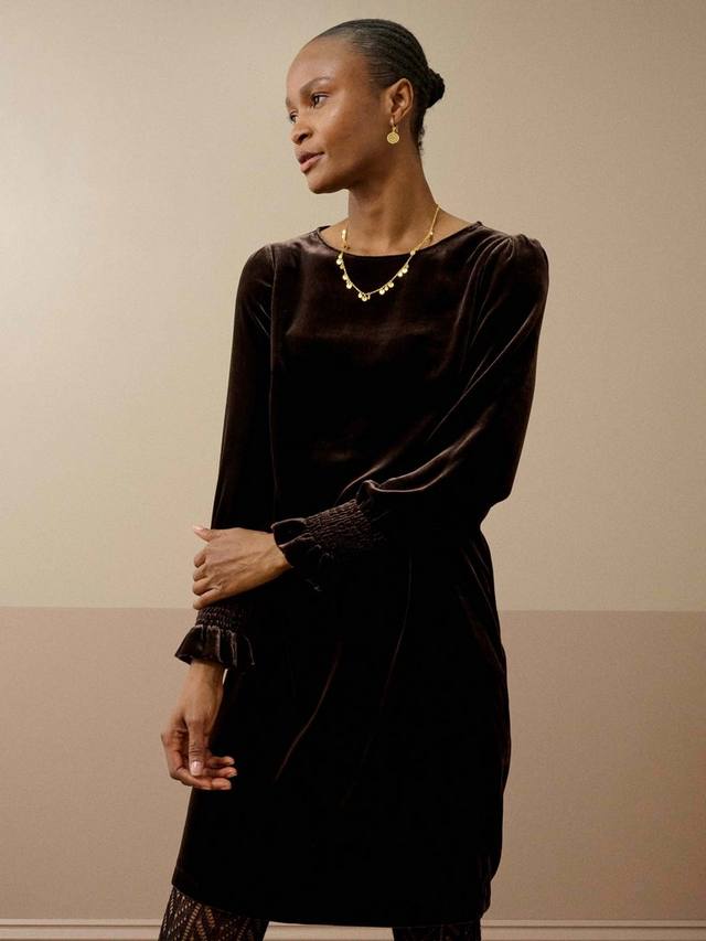 Туника из шелкового бархата с круглым вырезом длиной до колен Brora
Туника из шелкового бархата с круглым вырезом длиной до колен Brora