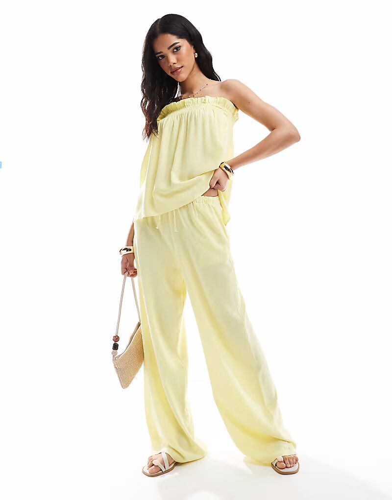 Широкие брюки ASOS DESIGN из льняного материала цвета пахты
Широкие брюки ASOS DESIGN из льняного материала цвета пахты