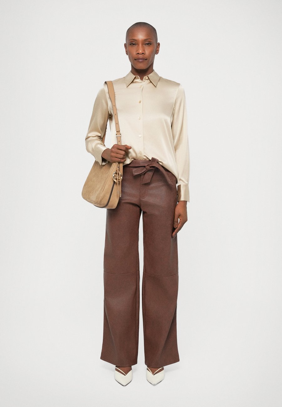 Сумка MICHAEL Michael Kors NOLITA HOBO, Husk/Camel
Сумка MICHAEL Michael Kors NOLITA HOBO, Husk/Camel