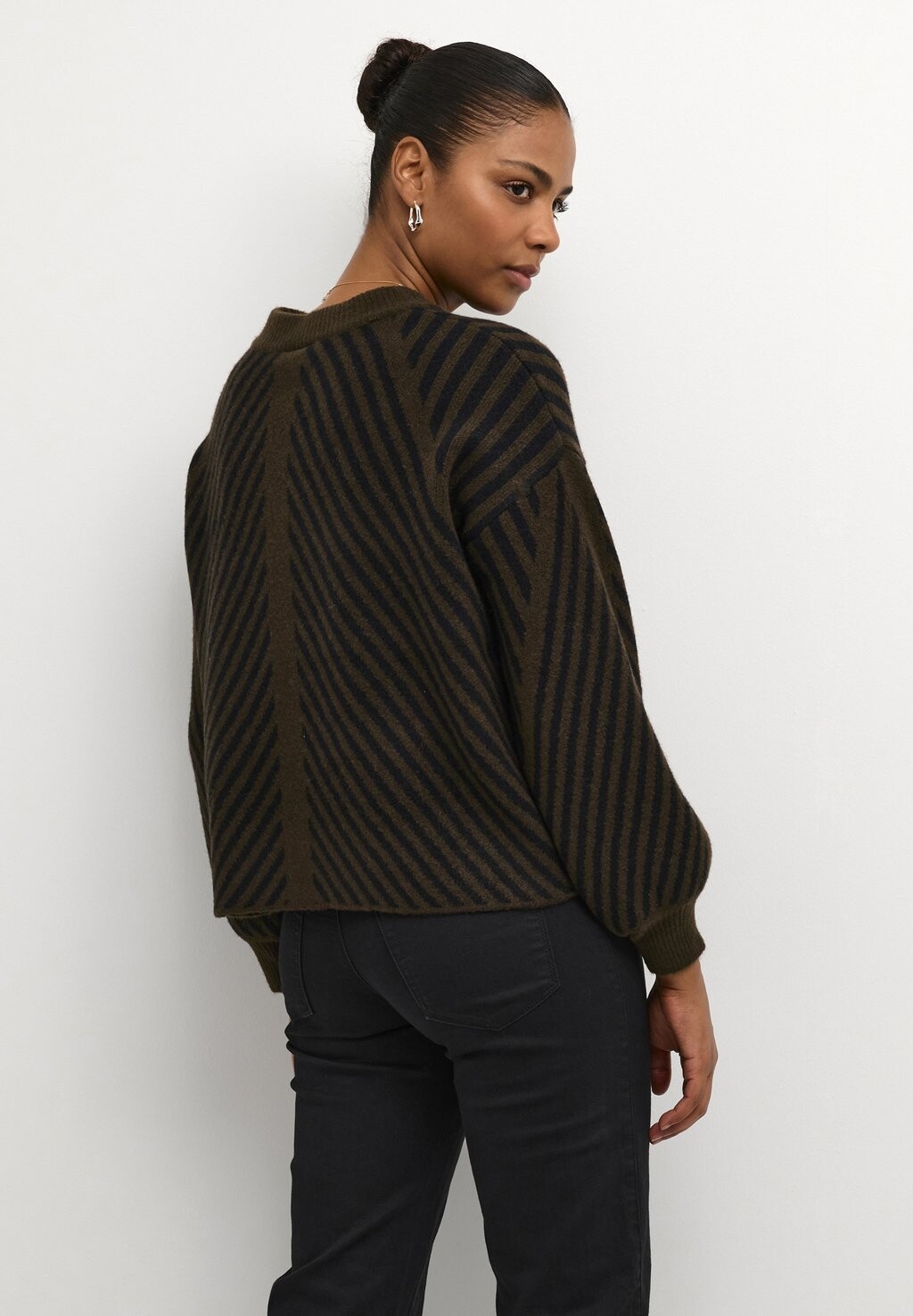 Свитер Kavera Kaffe, ява в черную полоску
Свитер Kavera Kaffe, ява в черную полоску