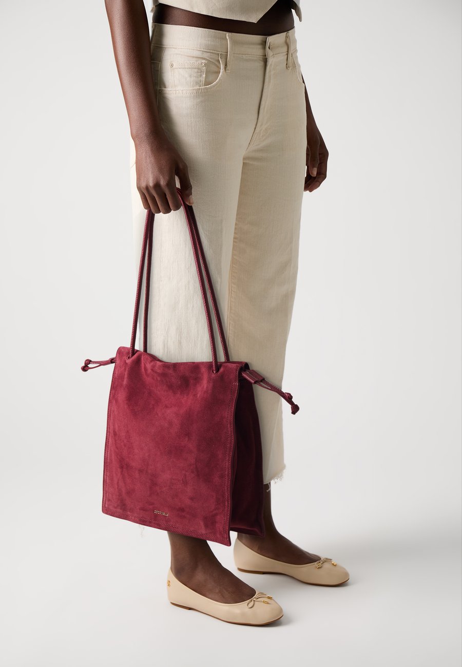 Сумка Coccinelle DULSE, Ribes/Dark Red
Сумка Coccinelle DULSE, Ribes/Dark Red