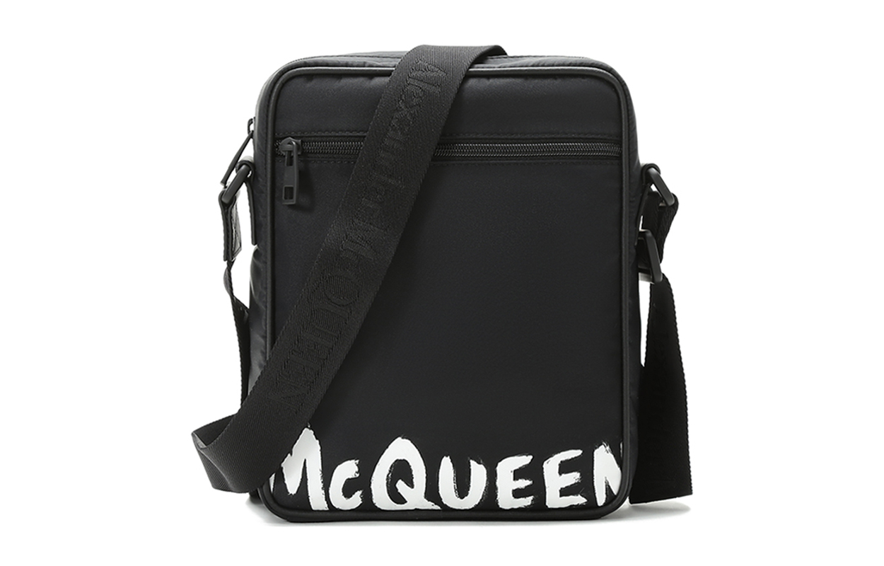 Сумка-мессенджер из ткани, кроссбоди, через плечо мужская черная Alexander McQueen
Сумка-мессенджер из ткани, кроссбоди, через плечо мужская черная Alexander McQueen