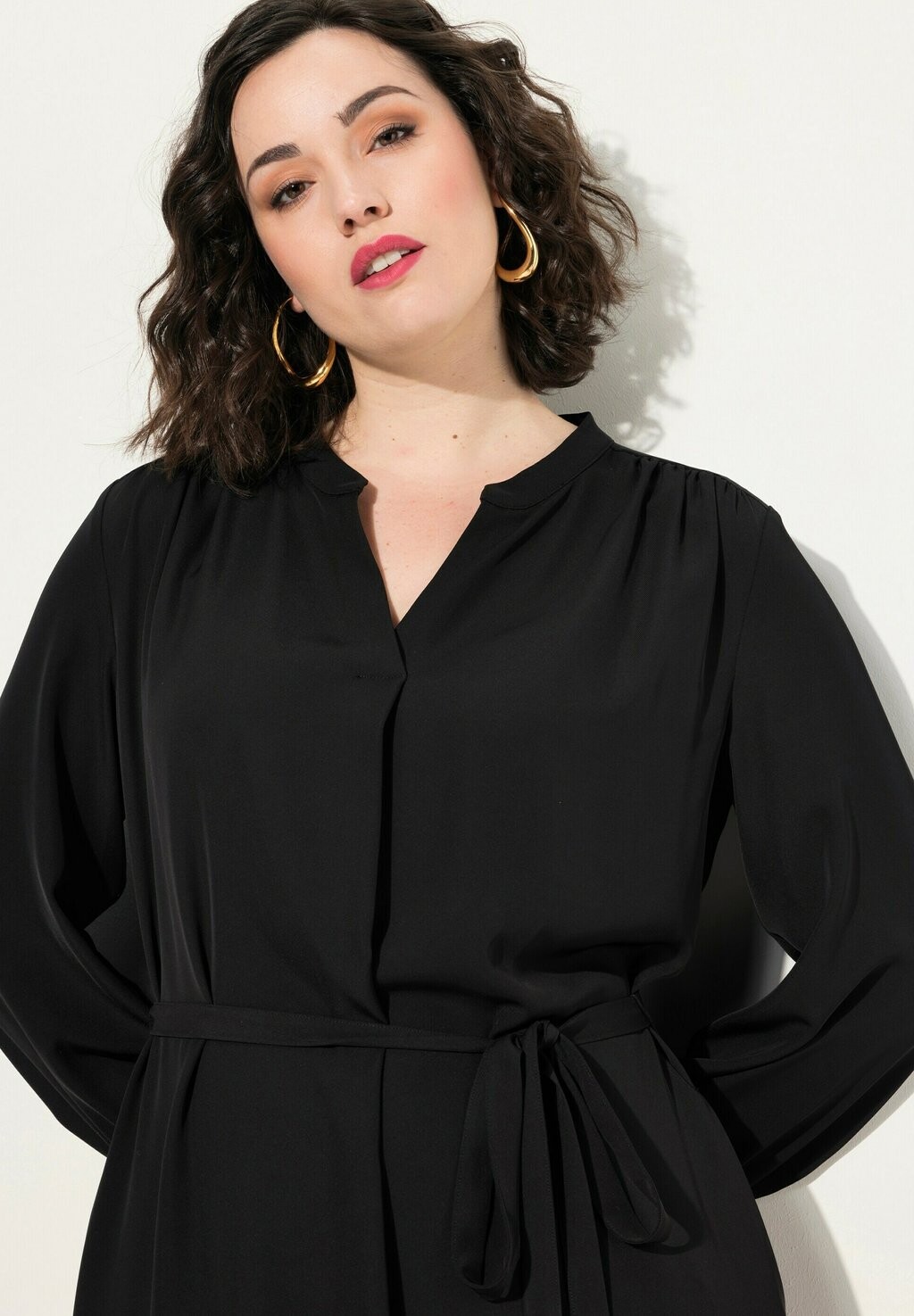 Дневное платье BELTED LONG SLEEVE MIDI Ulla Popken, черный
Дневное платье BELTED LONG SLEEVE MIDI Ulla Popken, черный