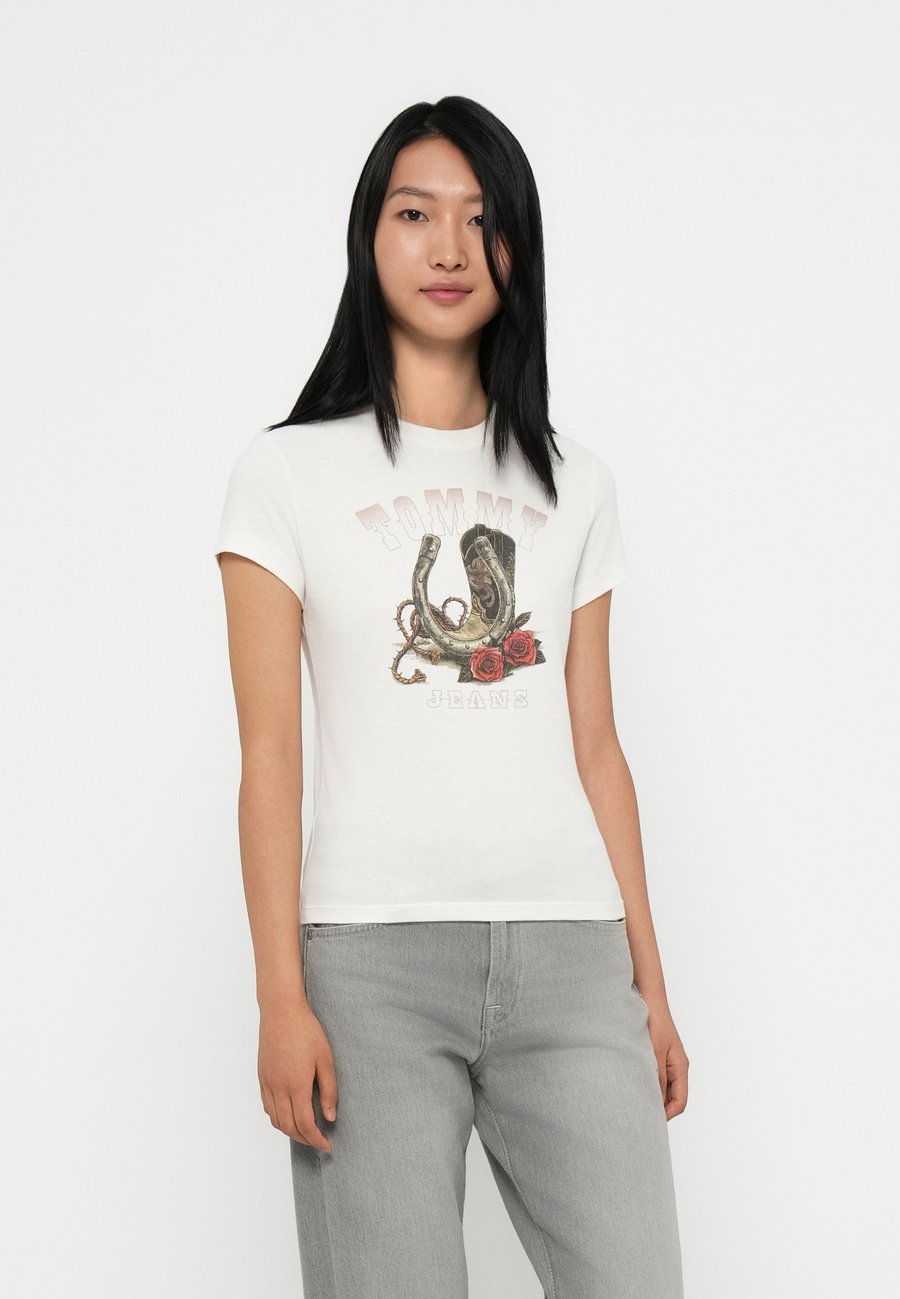 Футболка Tommy Jeans SLIM IDAHO NOVELTY TEE, Ancient White/White, Белый, Футболка Tommy Jeans SLIM IDAHO NOVELTY TEE, Ancient White/White
Футболка Tommy Jeans SLIM IDAHO NOVELTY TEE, Ancient White/White, Белый, Футболка Tommy Jeans SLIM IDAHO NOVELTY TEE, Ancient White/White