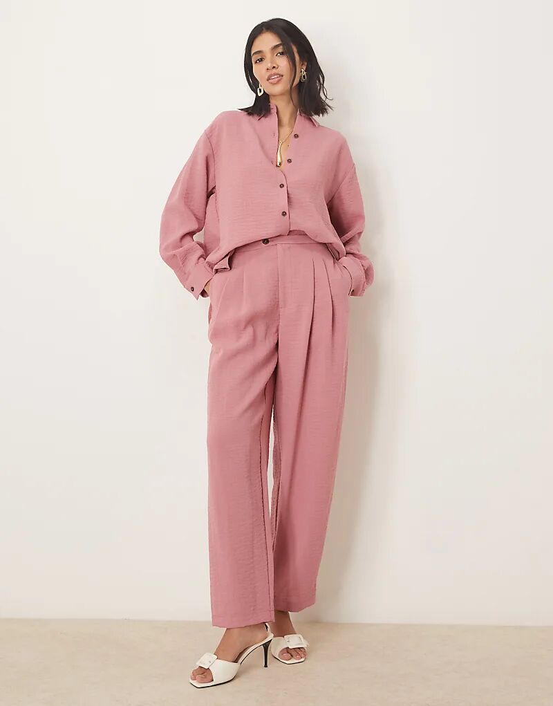 Зауженные брюки с нашивкой ASOS DESIGN в цвете пыльно-розовый
Зауженные брюки с нашивкой ASOS DESIGN в цвете пыльно-розовый