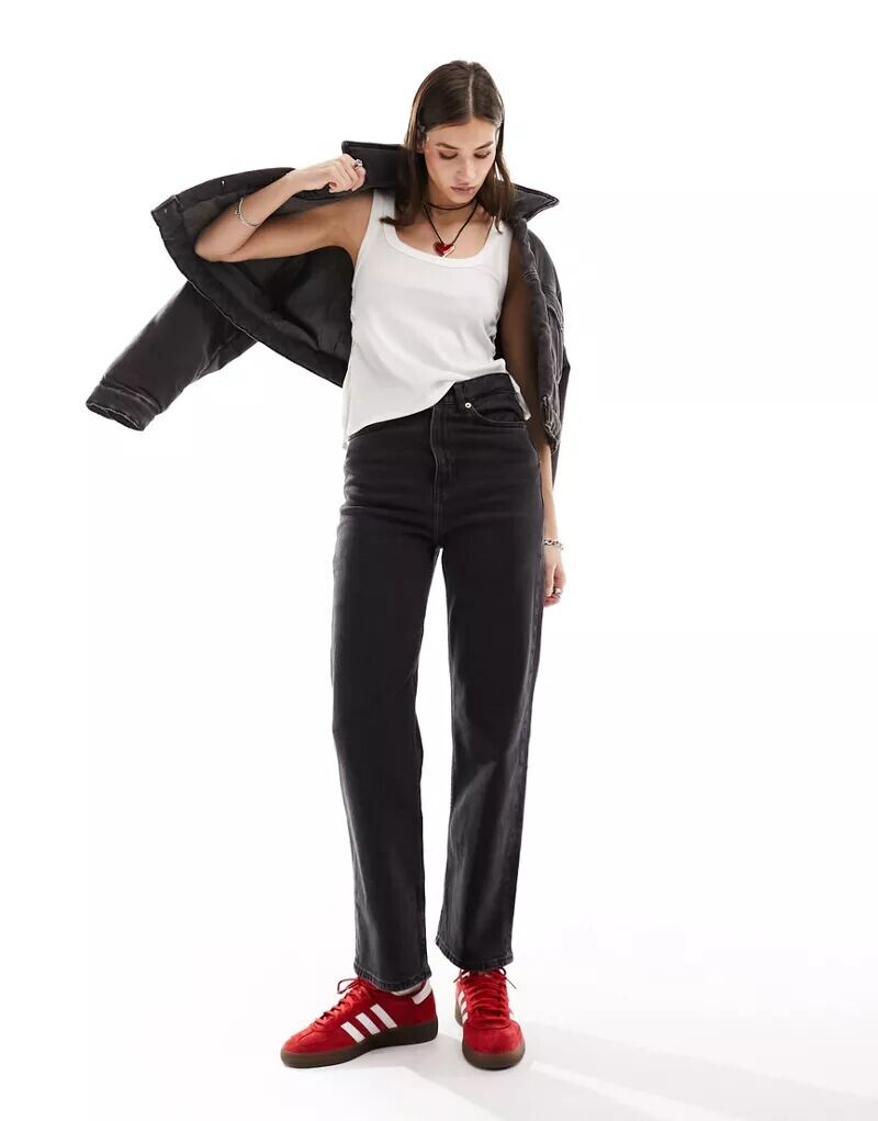 Черные джинсы прямого кроя с завышенной талией Monki Zami
Черные джинсы прямого кроя с завышенной талией Monki Zami