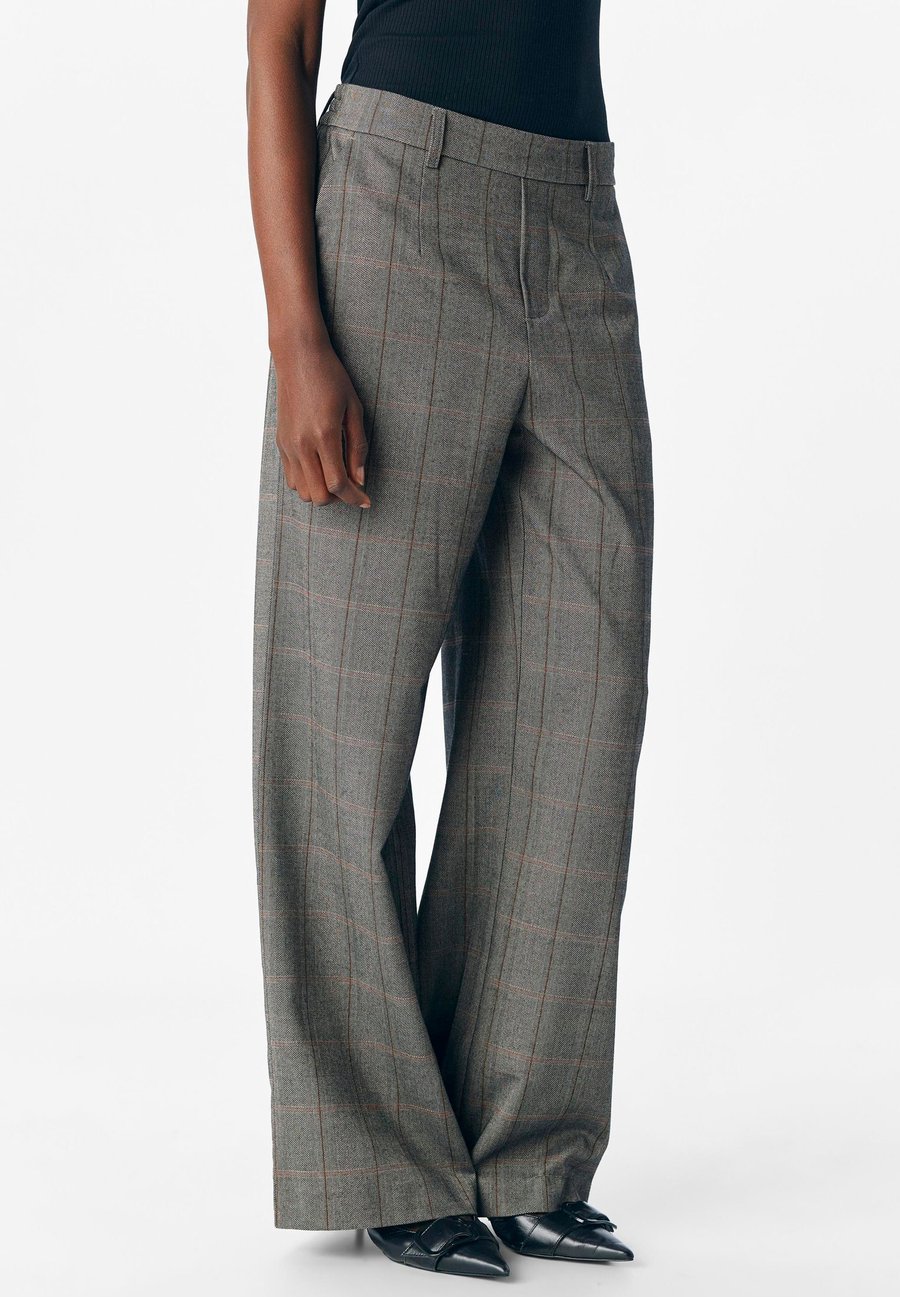 Брюки Object OBJLISA WIDE, Black Pattern Humus Tannin/Black
Брюки Object OBJLISA WIDE, Black Pattern Humus Tannin/Black