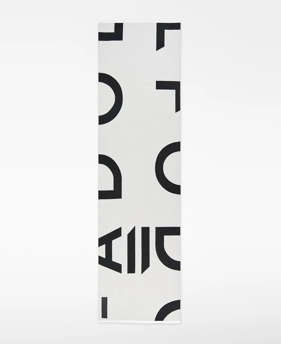 Женский двуцветный шарф с большим логотипом в жаккарде Adolfo Dominguez
Женский двуцветный шарф с большим логотипом в жаккарде Adolfo Dominguez