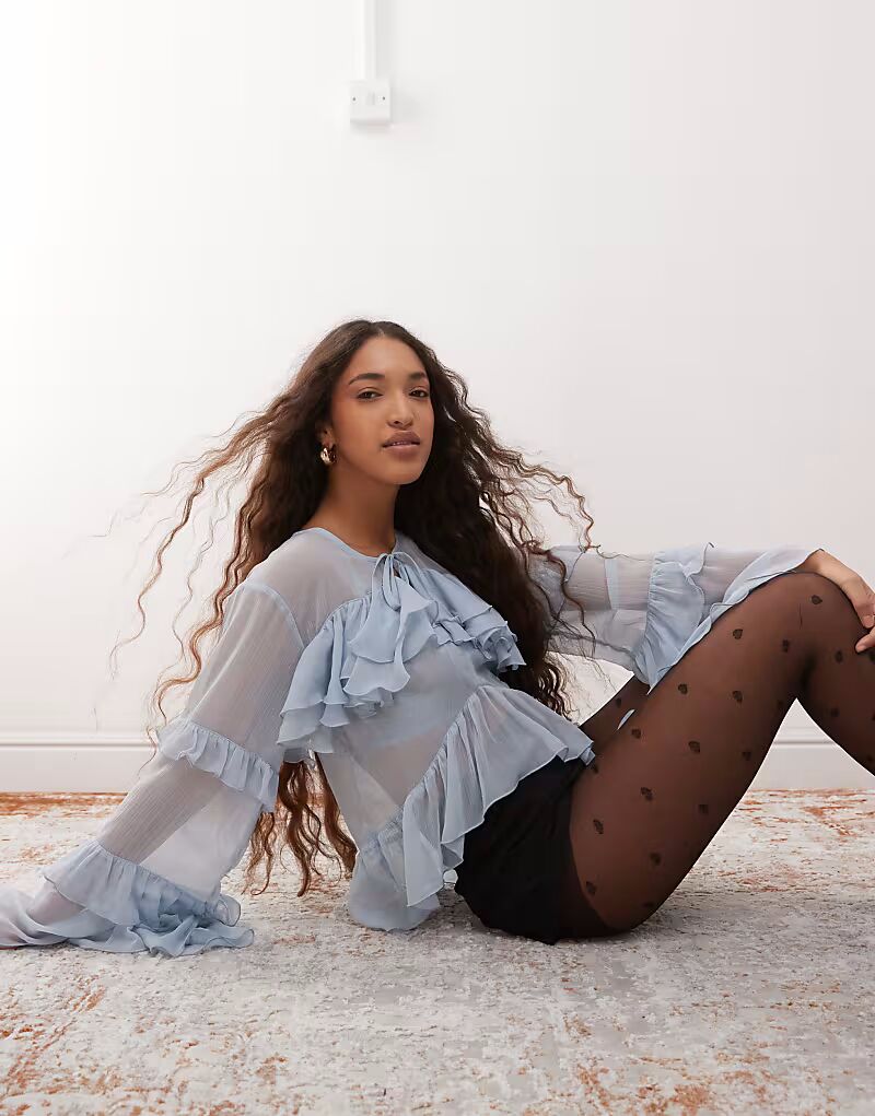 Блузка Miss Selfridge с оборками светло-голубого цвета
Блузка Miss Selfridge с оборками светло-голубого цвета